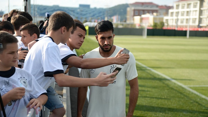Дортмундская "Боруссия" продлила контракт с порвавшим кресты капитаном