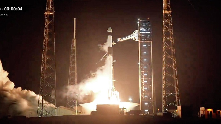 Экипаж Crew Dragon с Федяевым перешел на борт МКС